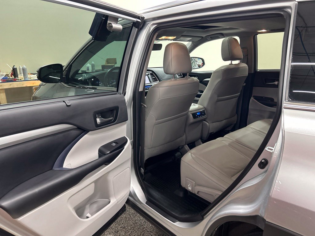 Used 2019 Toyota Highlander XLE AWD/4WD image 21