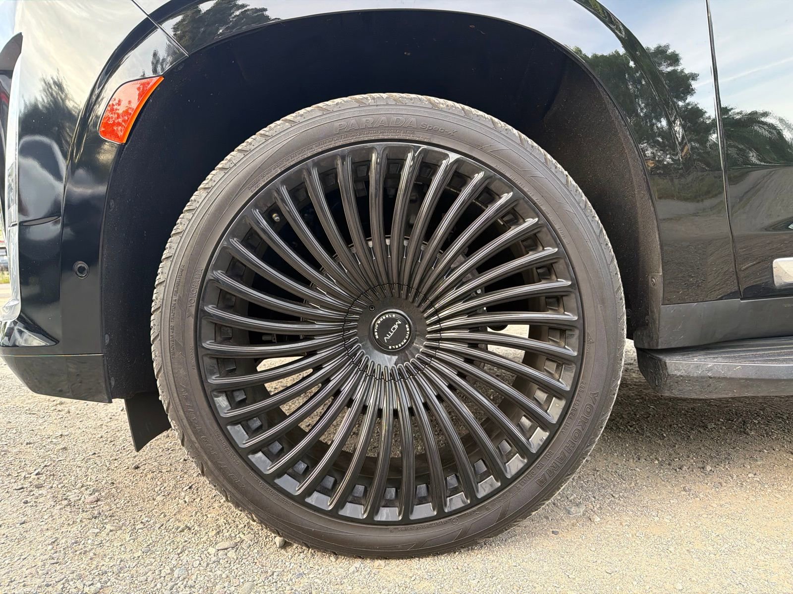 Used 2023 Cadillac Escalade ESV Premium Luxury image 9