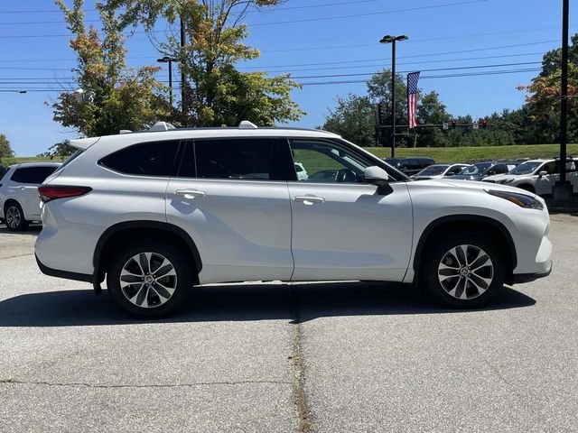 Used 2021 Toyota Highlander XLE AWD/4WD image 6