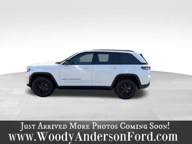 Used 2024 Jeep Grand Cherokee Altitude AWD/4WD image 3