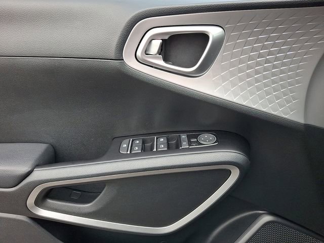 Used 2023 Kia Soul LX w/ LX Technology Package image 12