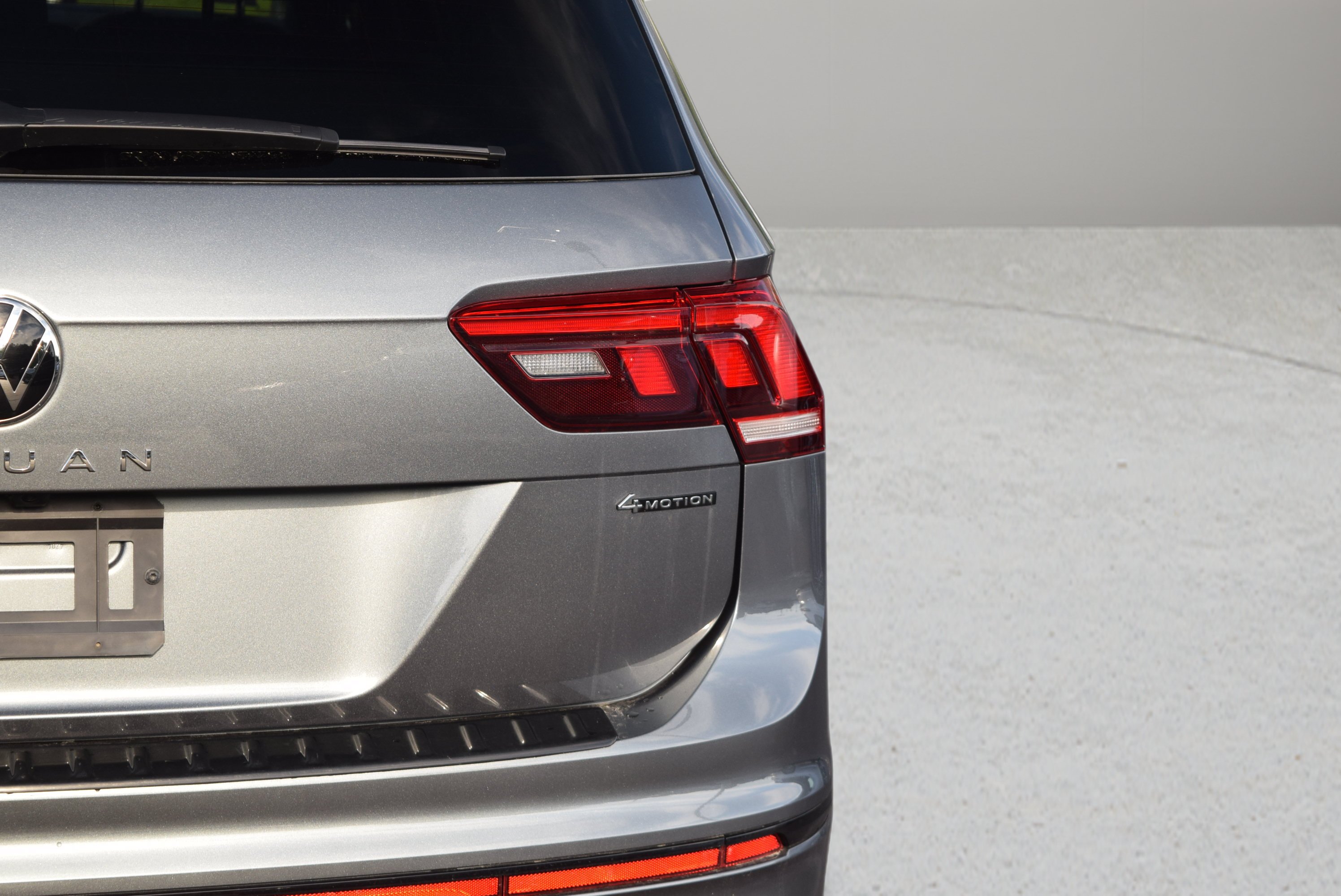 Used 2024 Volkswagen Tiguan SE R-Line AWD/4WD image 6