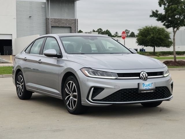 Used 2025 Volkswagen Jetta SE FWD image 3