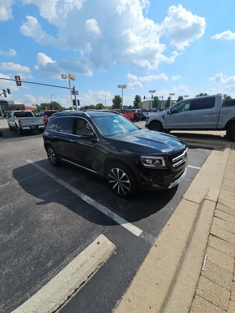 Used 2023 Mercedes-Benz GLB 250 4MATIC image 2