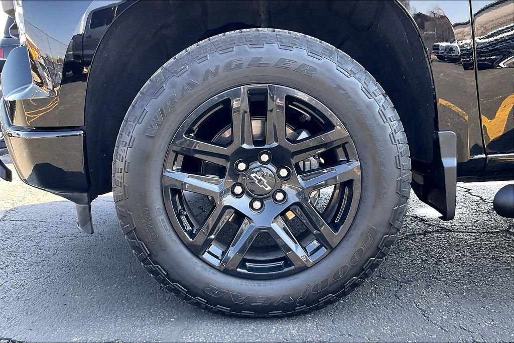 Used 2024 Chevrolet Silverado 1500 Custom w/ Turbomax Blackout Package AWD/4WD image 7