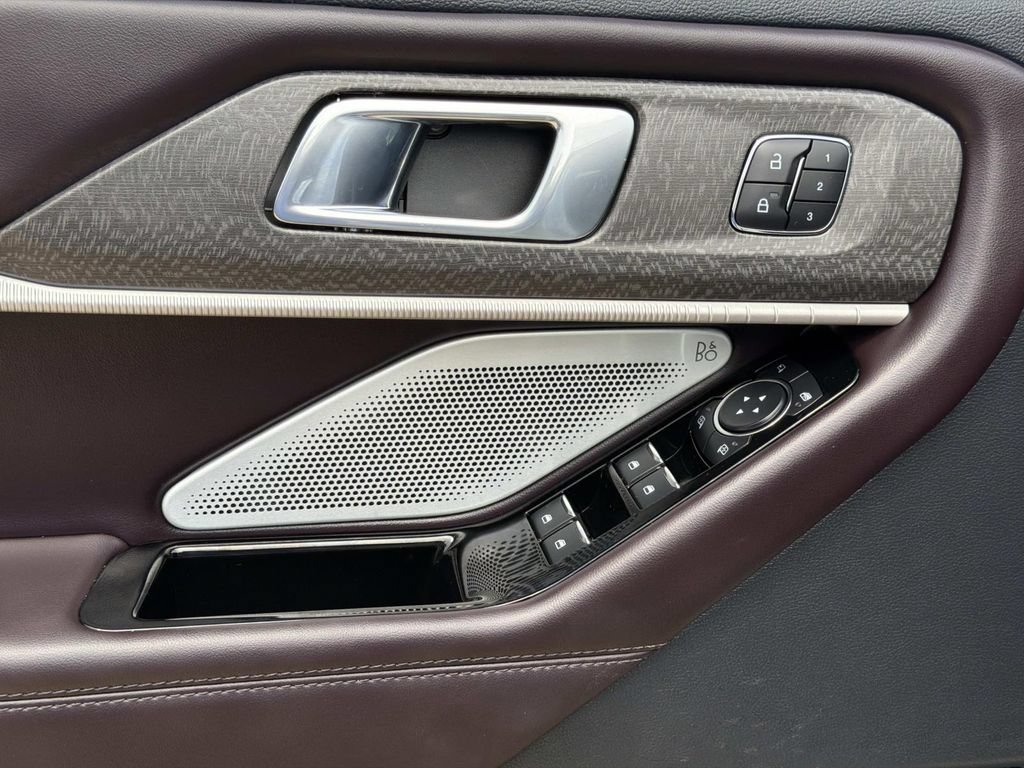 Certified 2025 Ford Explorer Platinum RWD image 23