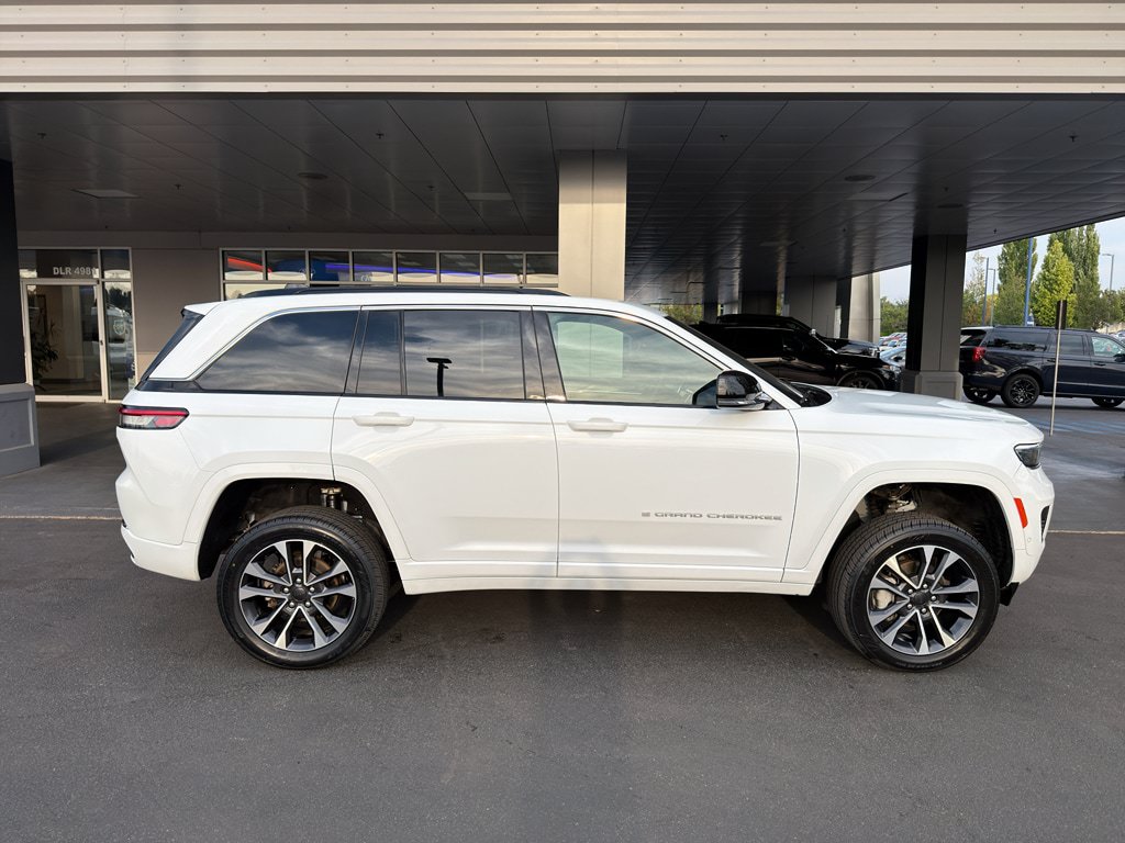 Used 2024 Jeep Grand Cherokee Overland AWD/4WD image 7