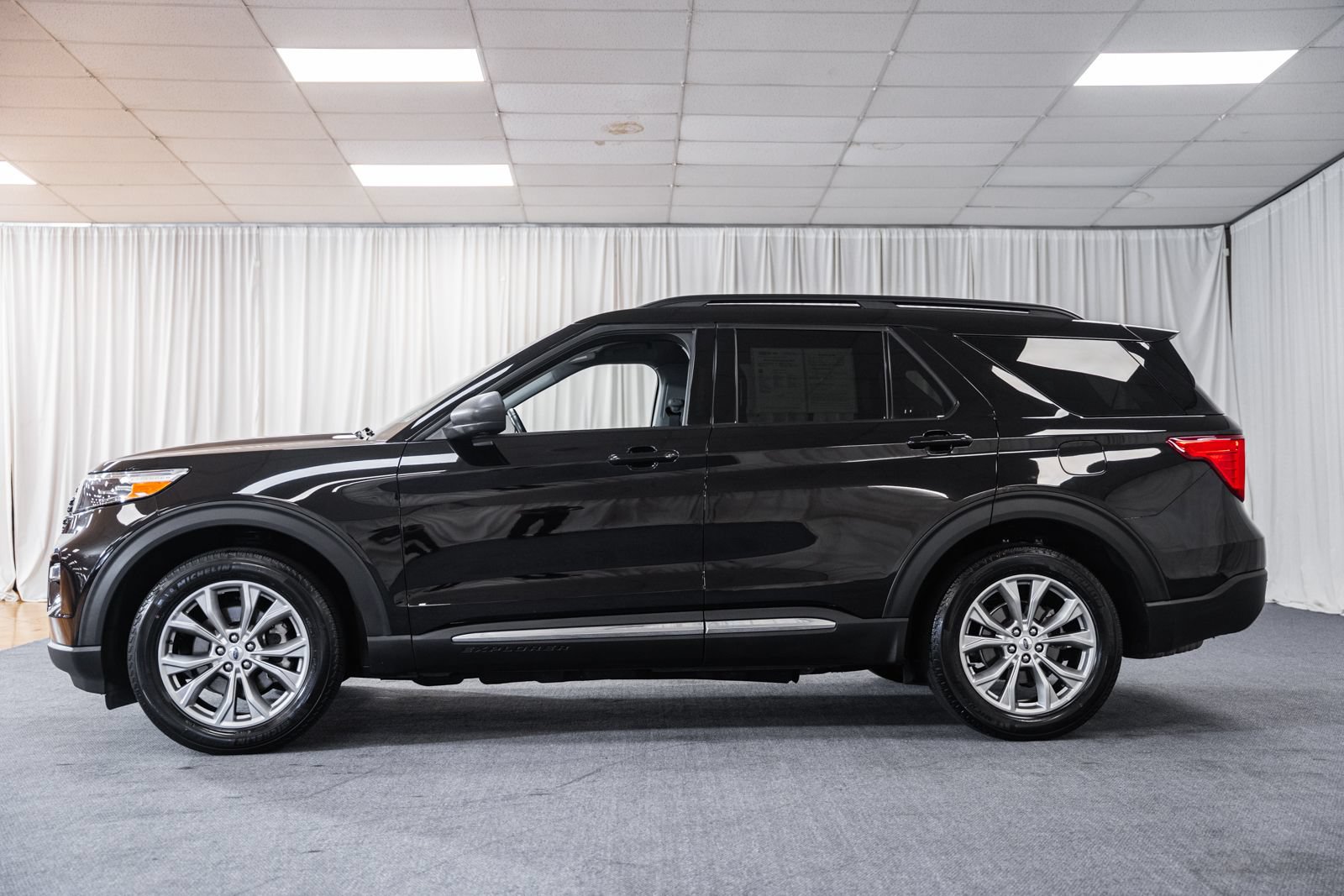 Certified 2023 Ford Explorer XLT w/ Equipment Group 202A AWD/4WD image 5