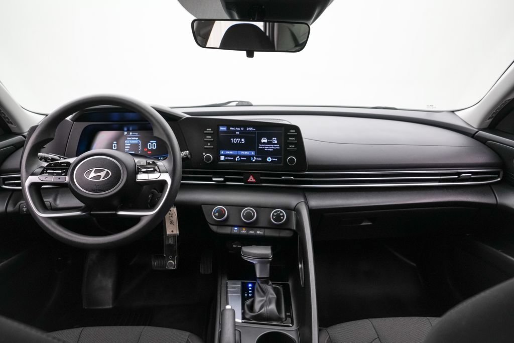 Used 2025 Hyundai Elantra SE FWD image 15