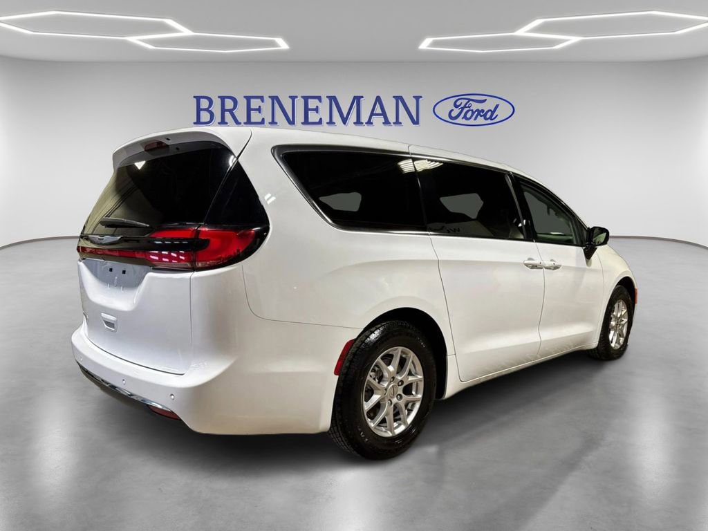 Used 2024 Chrysler Pacifica Touring-L image 7