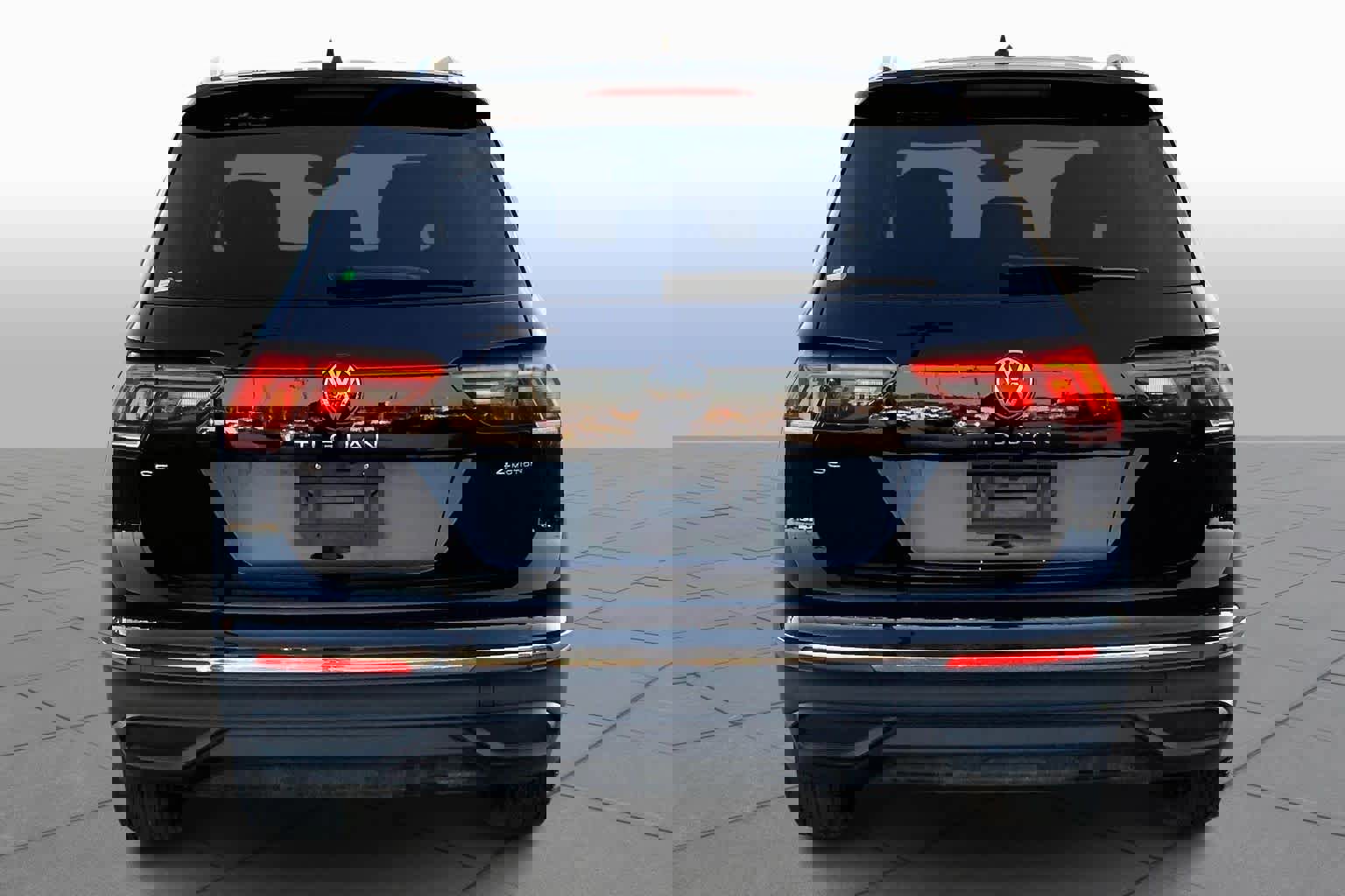 Used 2024 Volkswagen Tiguan SE image 2