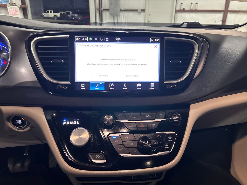 Used 2024 Chrysler Pacifica Touring-L image 11