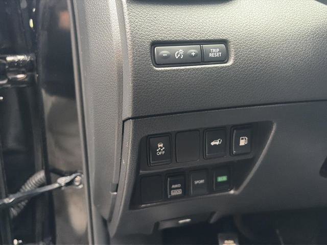 Used 2018 Nissan Rogue SV image 19