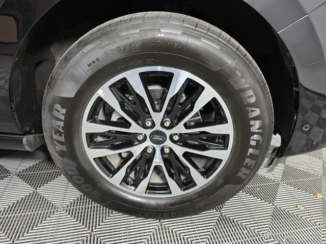 Certified 2025 Ford Expedition Platinum AWD/4WD image 9