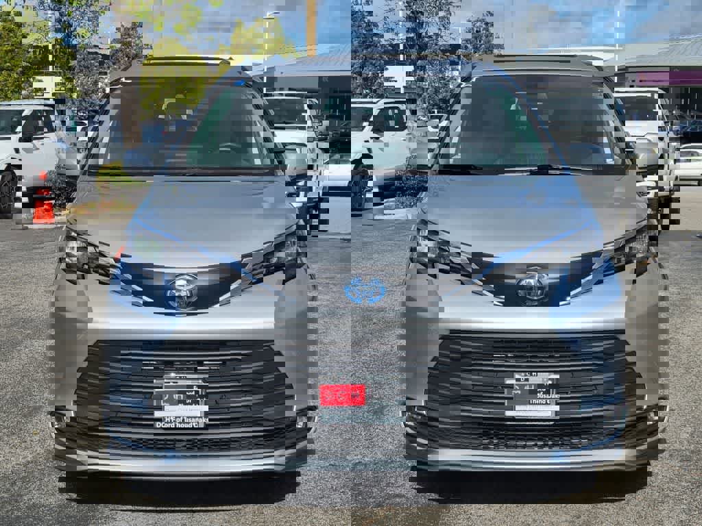 Used 2025 Toyota Sienna XLE image 10