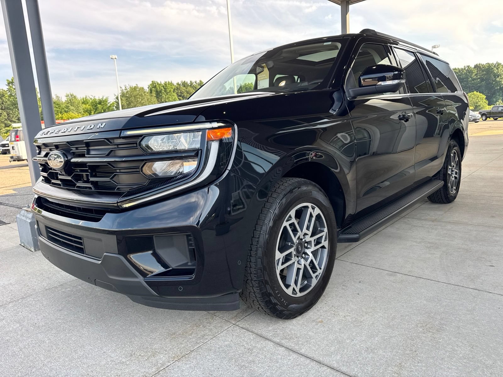 Certified 2025 Ford Expedition Max Active AWD/4WD image 3