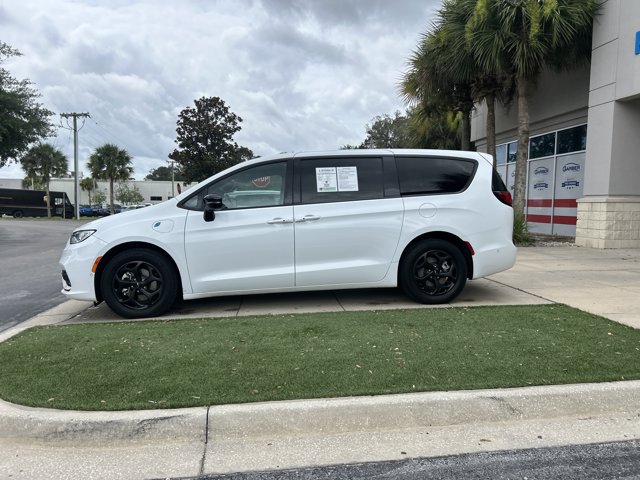 Used 2024 Chrysler Pacifica Limited FWD image 15