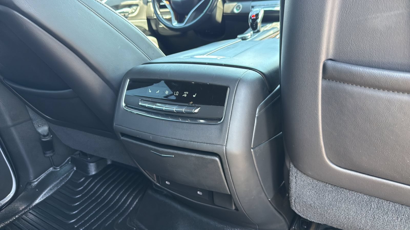 Used 2021 Cadillac Escalade Premium Luxury RWD image 27