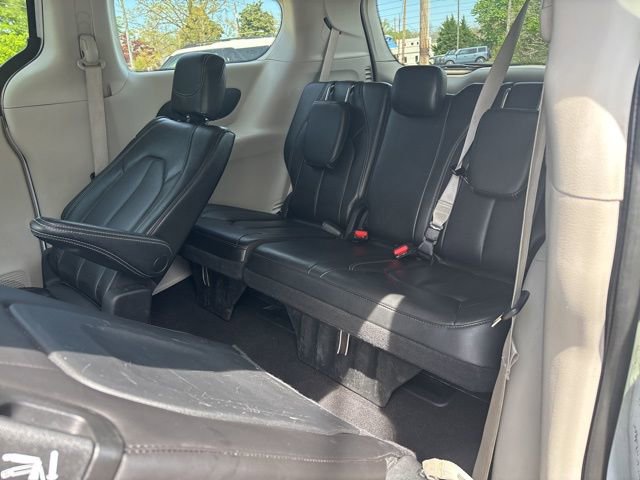 Used 2023 Chrysler Pacifica Touring-L FWD image 7