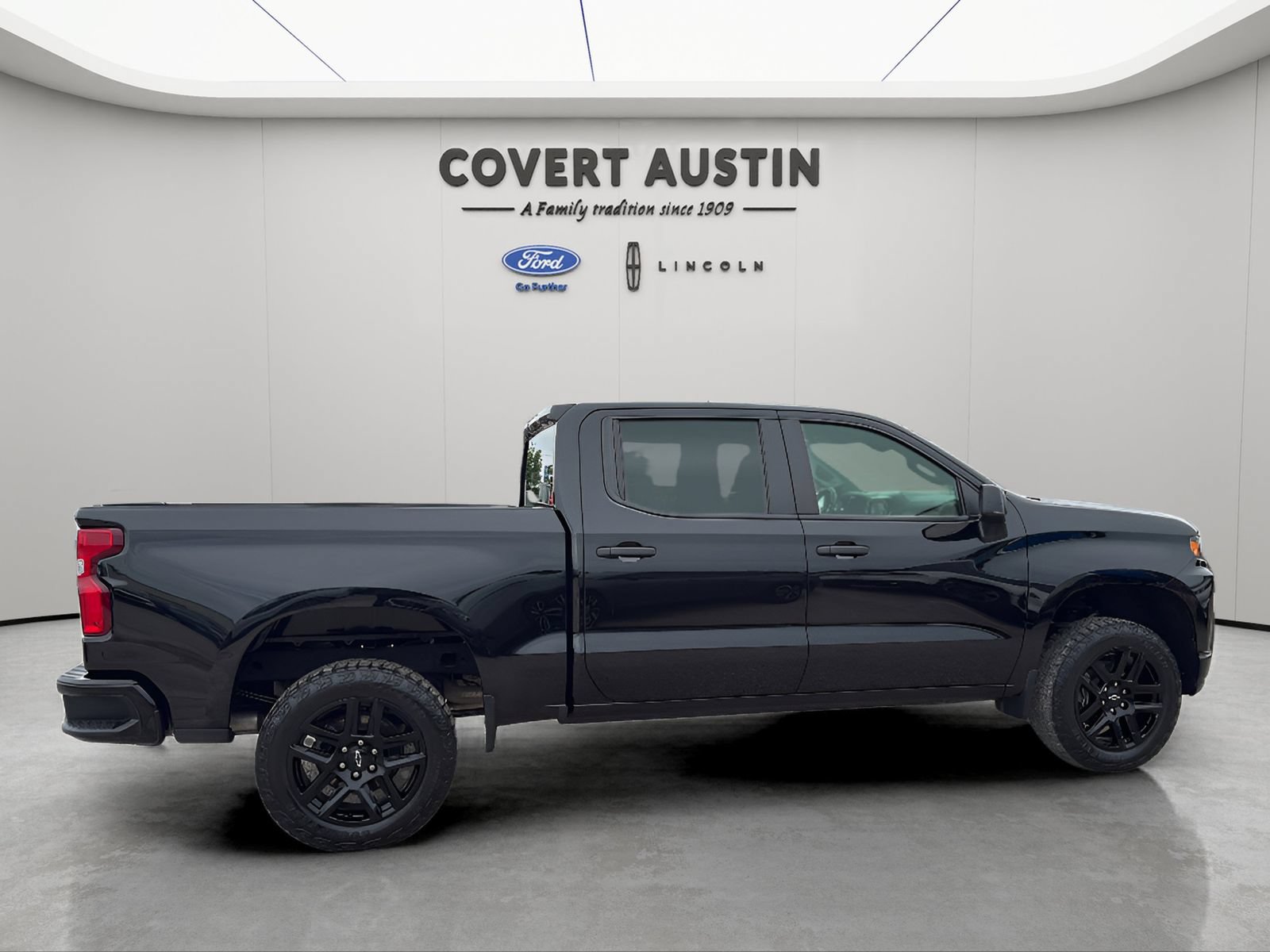 Used 2022 Chevrolet Silverado 1500 Custom Trail Boss w/ Midnight Edition AWD/4WD image 6