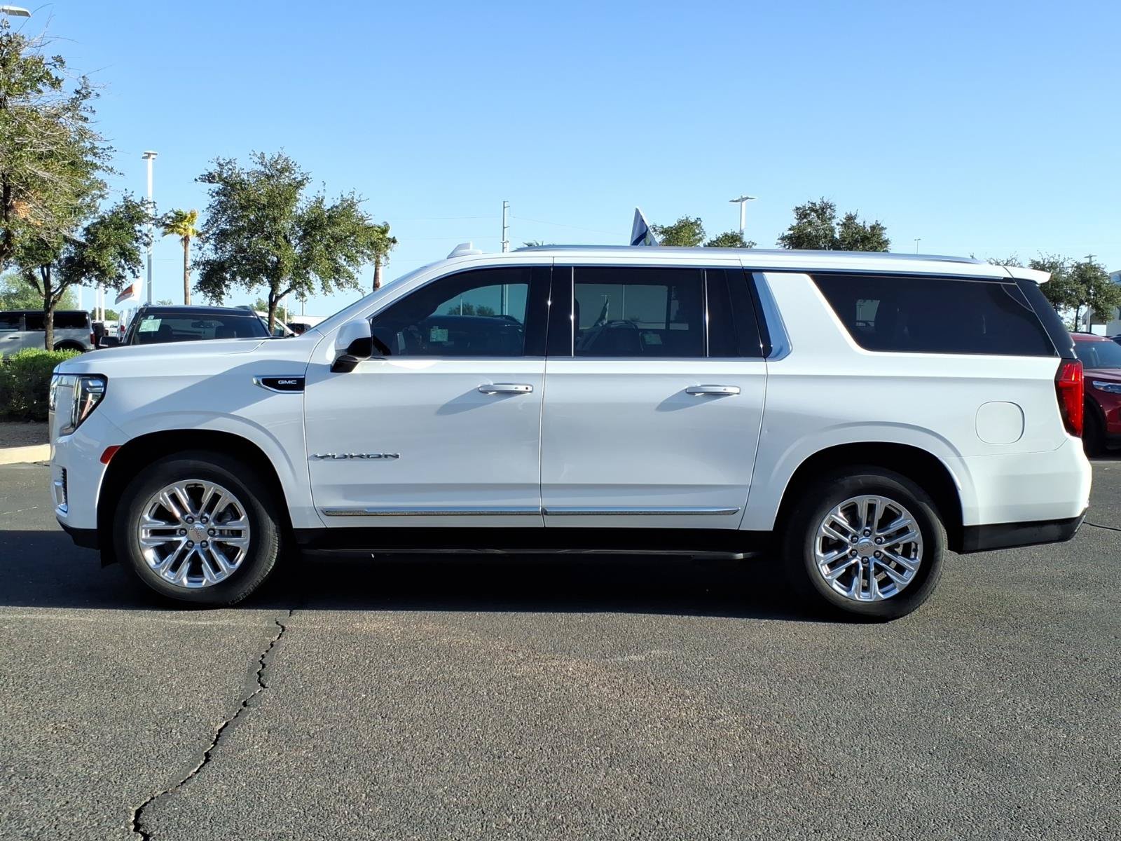 Used 2023 GMC Yukon XL SLT AWD/4WD image 2
