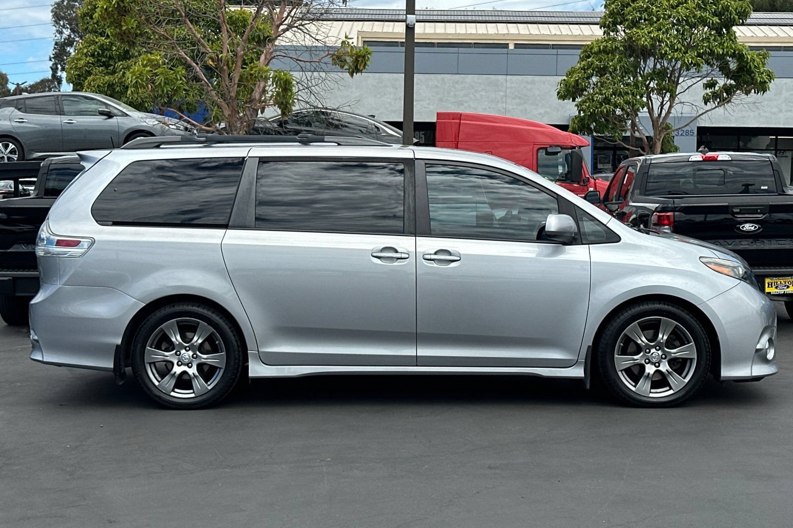 Used 2017 Toyota Sienna SE Premium FWD image 4