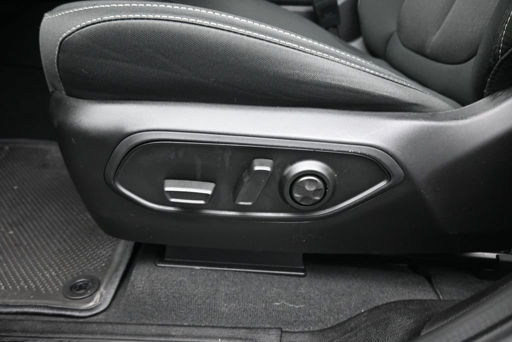 Used 2025 Jeep Grand Cherokee Laredo w/ Luxury Tech Group I AWD/4WD image 10