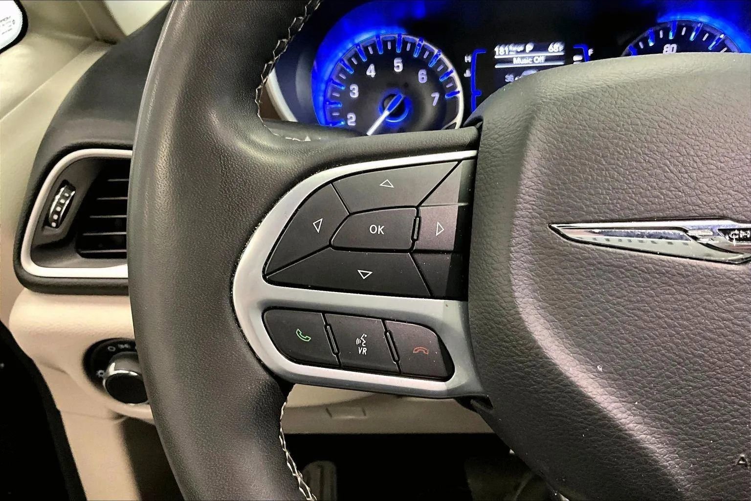 Used 2023 Chrysler Voyager LX image 17