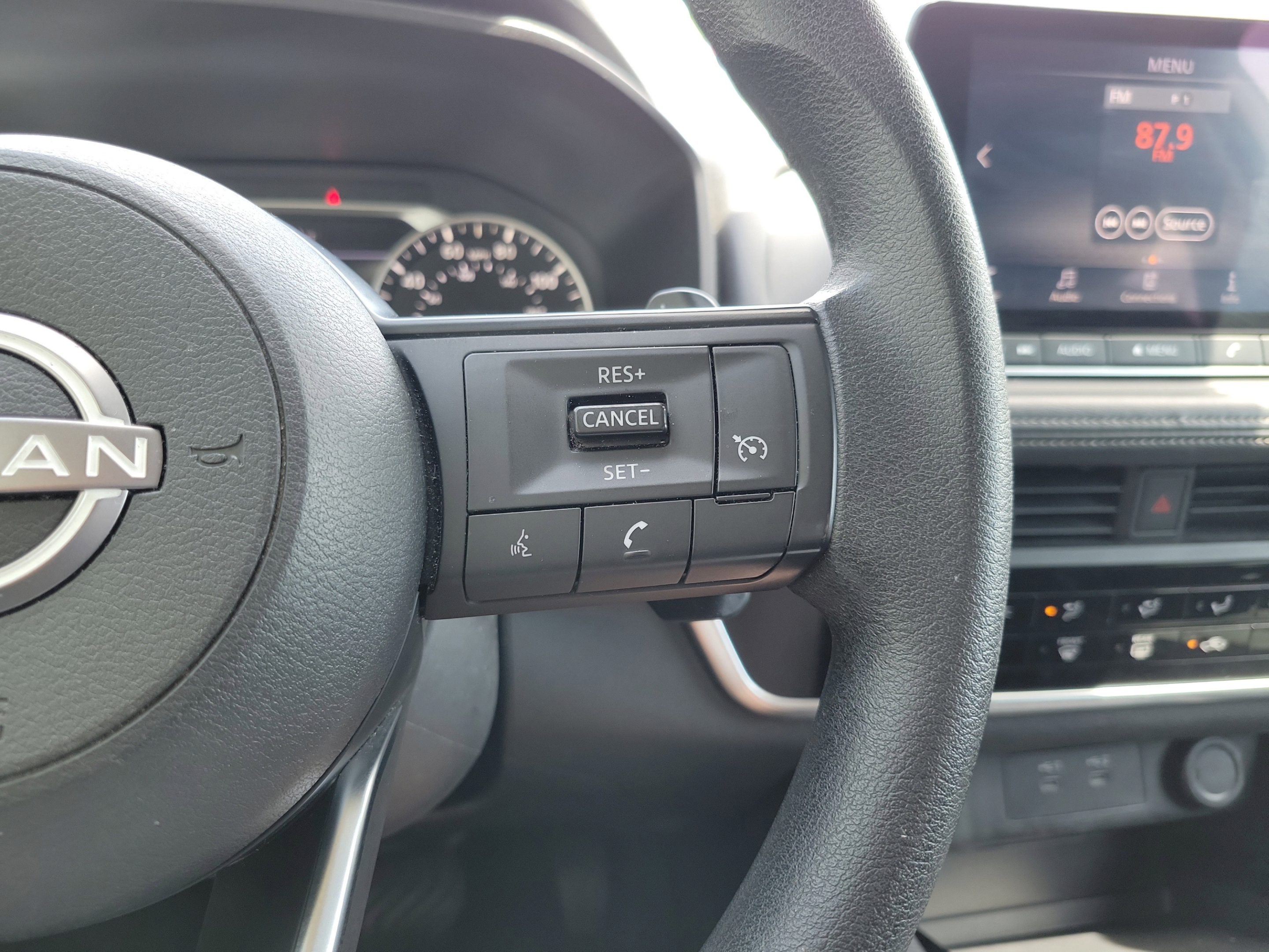 Used 2024 Nissan Rogue S AWD/4WD image 22