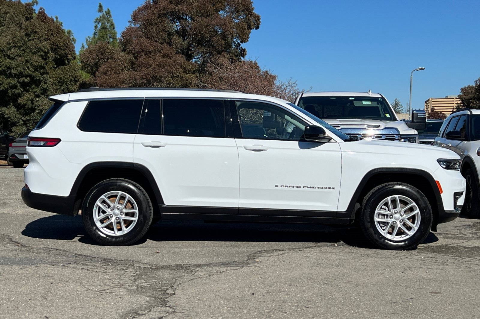 Used 2023 Jeep Grand Cherokee L Laredo image 6