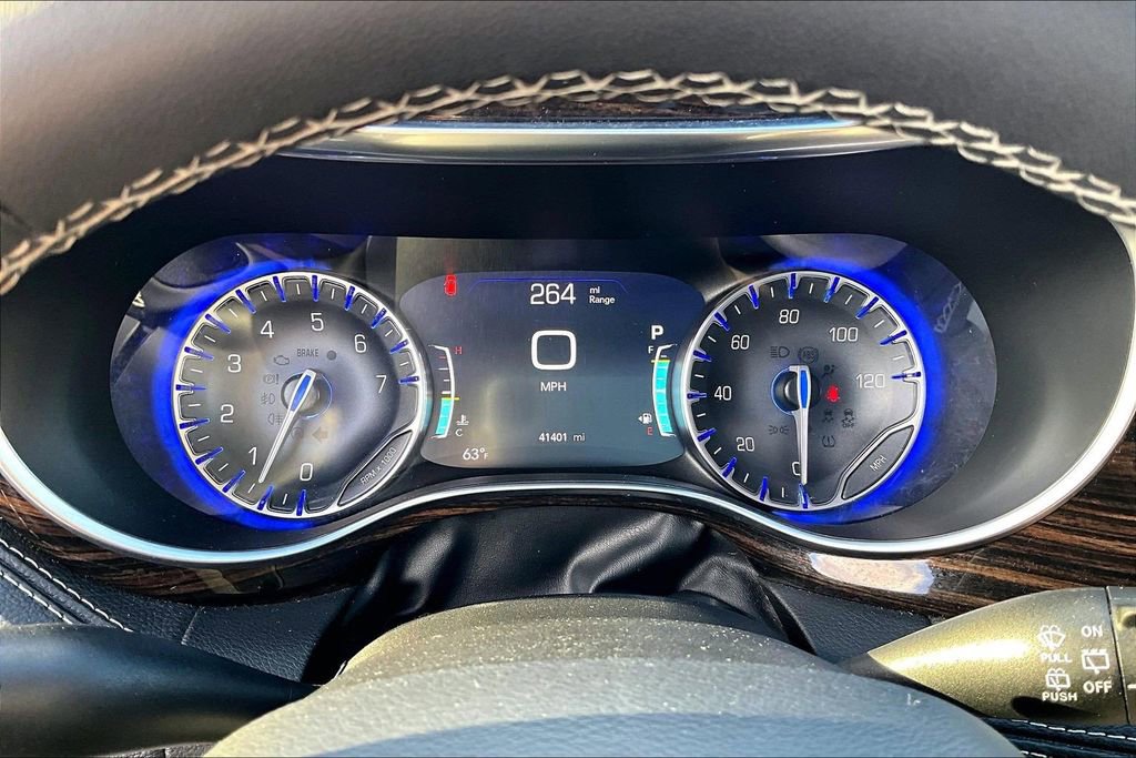 Used 2024 Chrysler Pacifica Limited FWD image 19