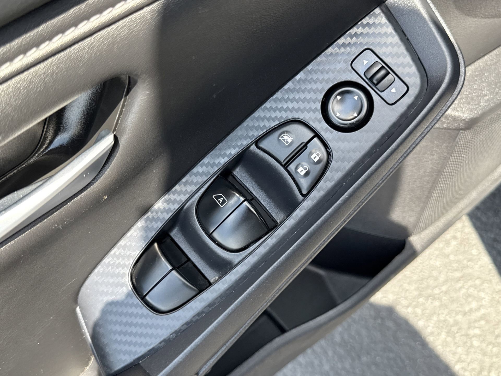 Used 2025 Nissan Sentra SV FWD image 15
