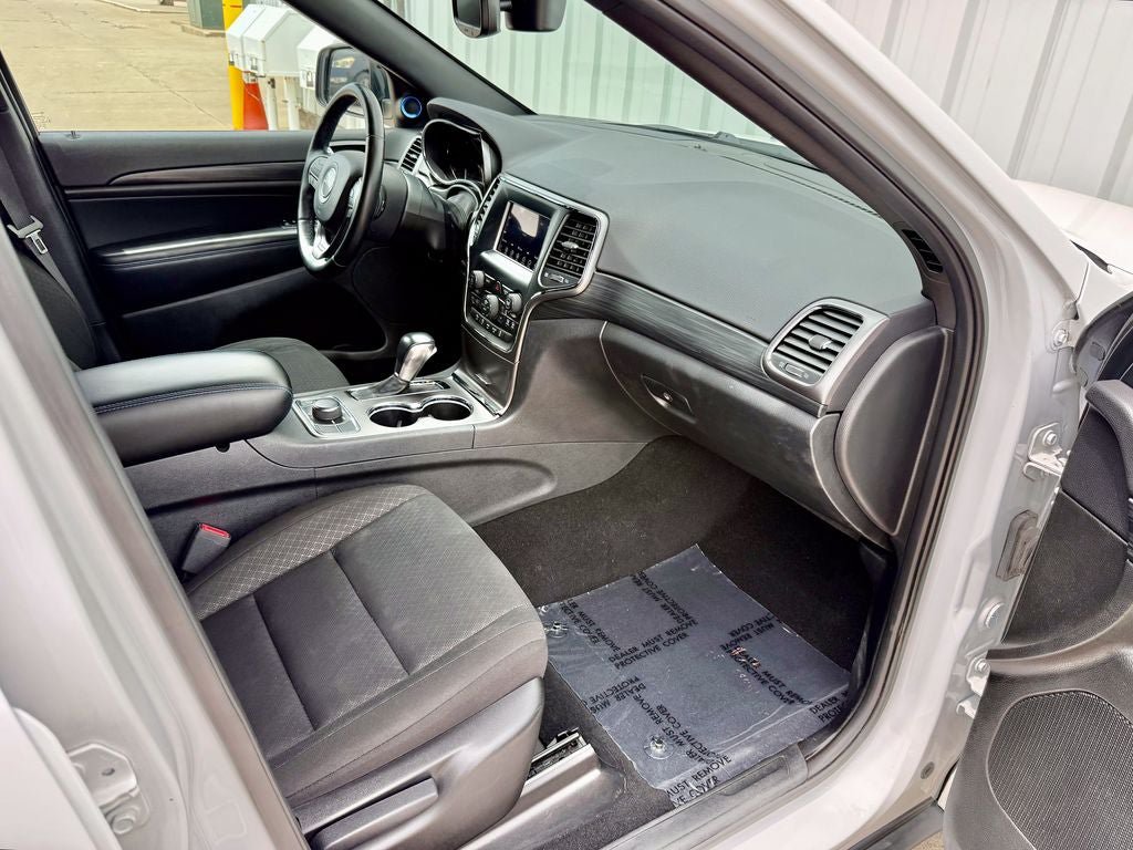 Used 2020 Jeep Grand Cherokee Laredo AWD/4WD image 21