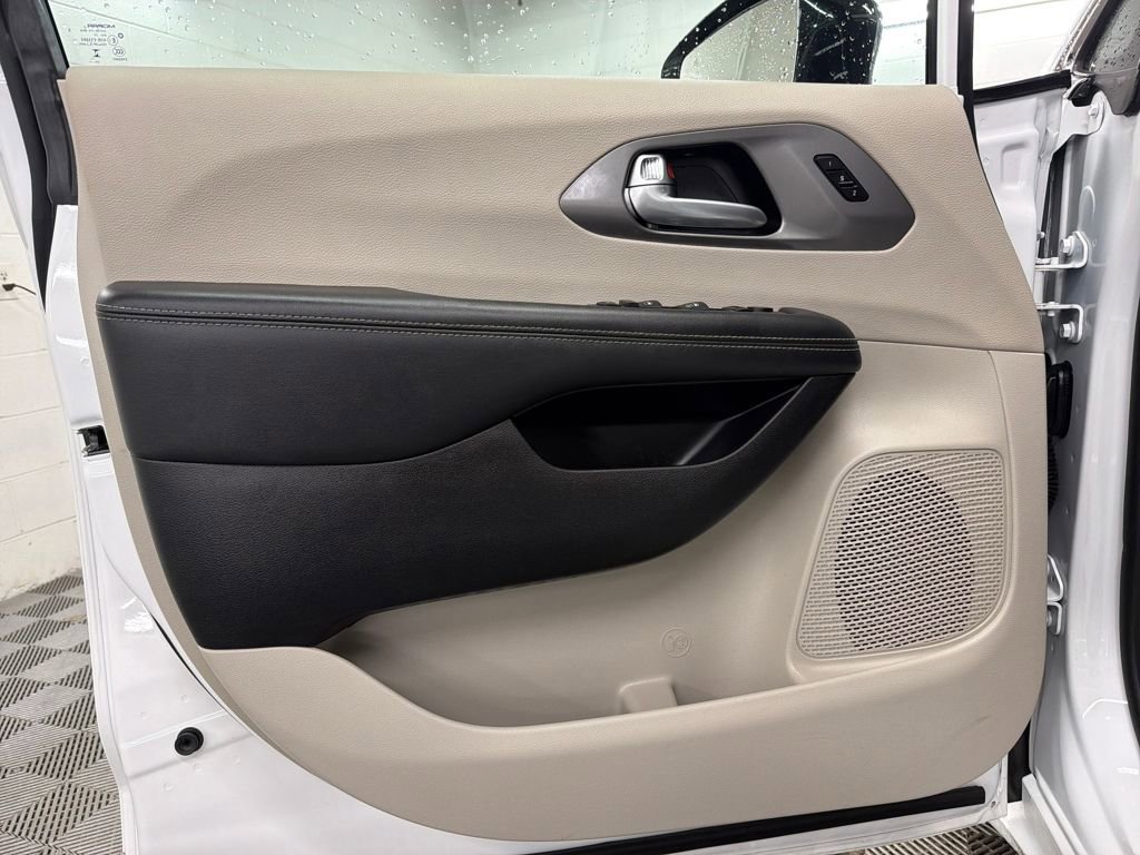 Used 2024 Chrysler Pacifica Touring-L image 16