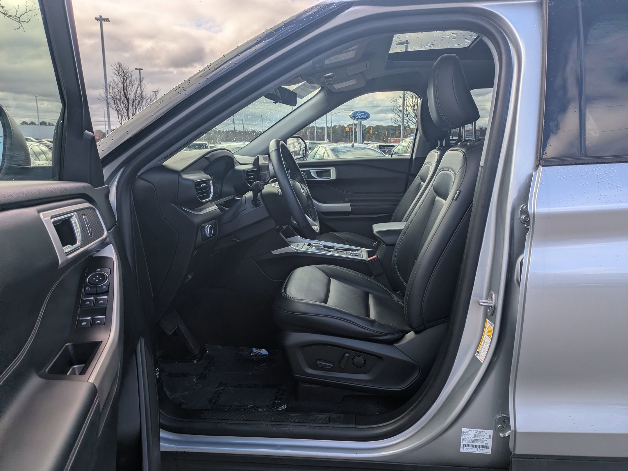 Certified 2022 Ford Explorer XLT w/ Equipment Group 202A image 15