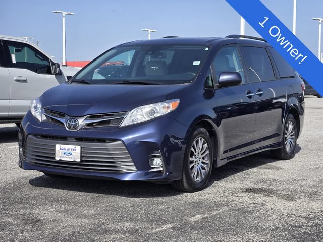 Used 2020 Toyota Sienna XLE w/ XLE Navigation Package FWD image 3