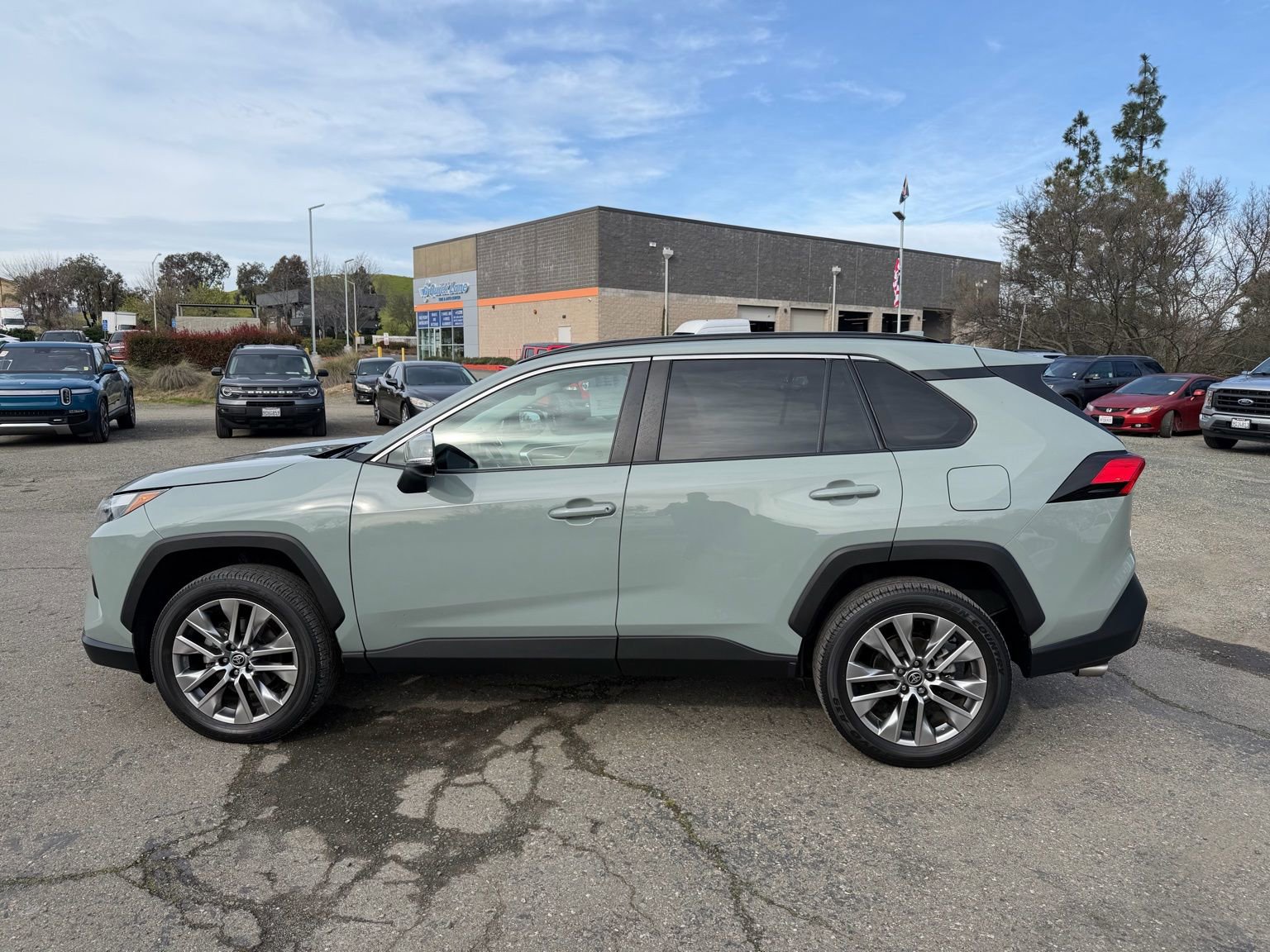 Used 2022 Toyota RAV4 XLE Premium image 2