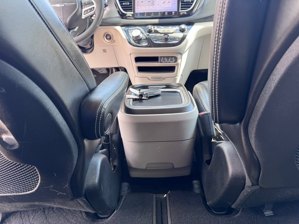 Used 2023 Chrysler Pacifica Touring-L FWD image 23