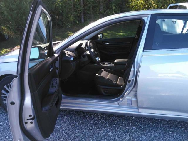 Used 2024 Nissan Altima 2.5 SV FWD image 2