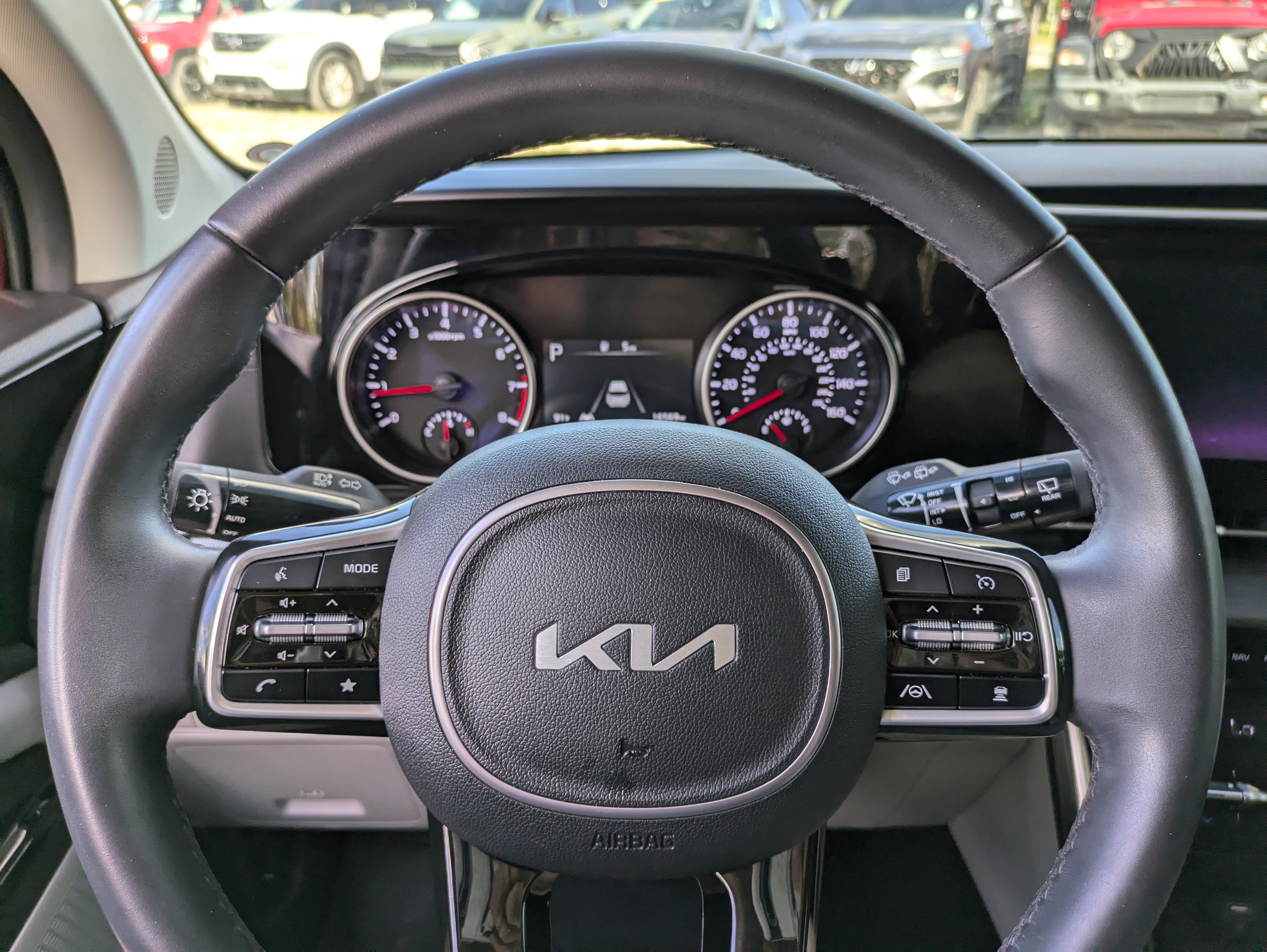 Used 2024 Kia Carnival EX image 27