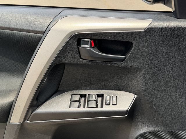 Used 2018 Toyota RAV4 LE FWD image 21
