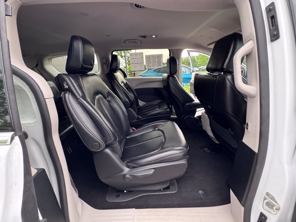 Used 2023 Chrysler Pacifica Touring-L FWD image 30