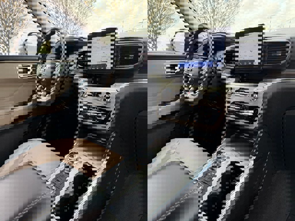 Certified 2022 Ford Explorer XLT w/ Equipment Group 202A image 11