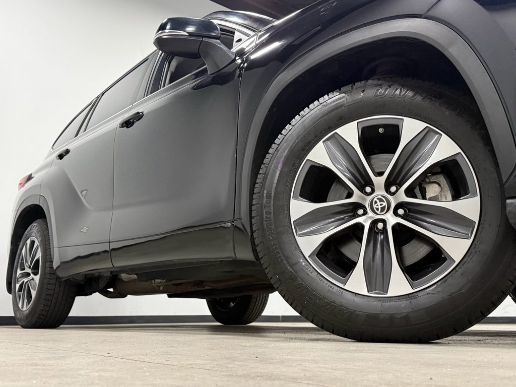 Used 2021 Toyota Highlander XLE image 3