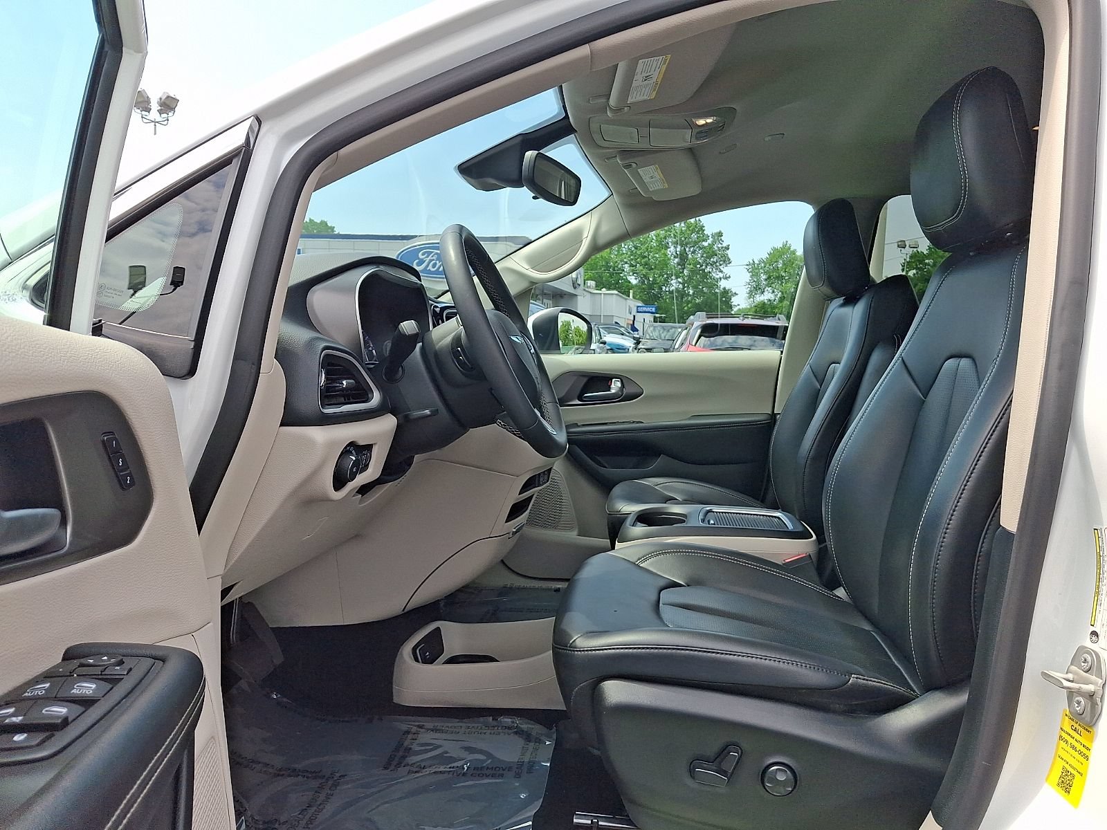 Used 2023 Chrysler Pacifica Touring-L FWD image 14
