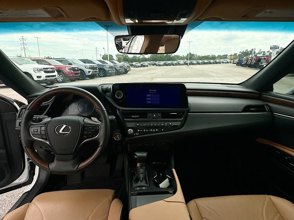 Used 2024 Lexus ES 300h w/ Technology Package FWD image 3