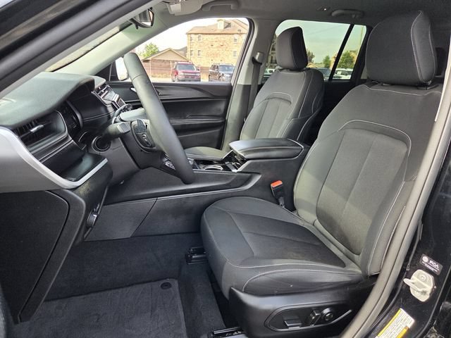 Used 2023 Jeep Grand Cherokee Laredo AWD/4WD image 9
