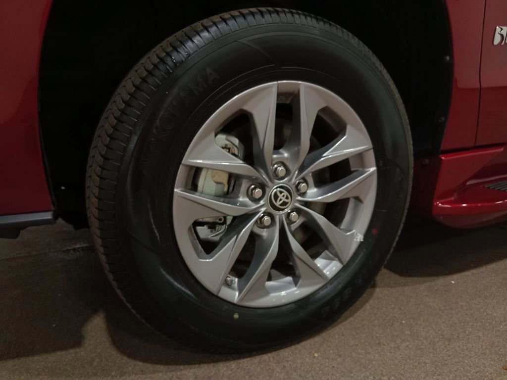 Used 2024 Toyota Sienna XLE w/ XLE Plus Package image 12