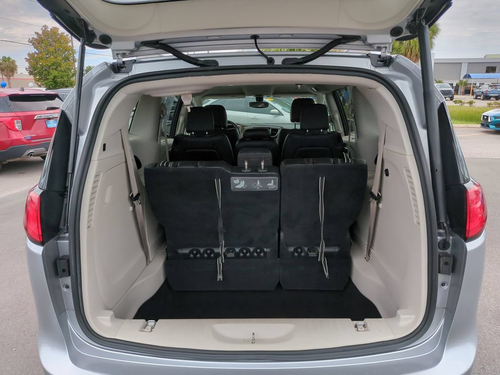 Used 2018 Chrysler Pacifica Touring-L FWD image 12