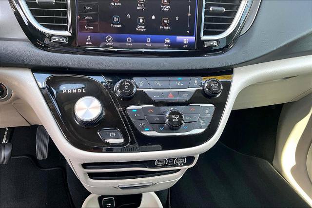 Used 2023 Chrysler Pacifica Touring-L FWD image 32